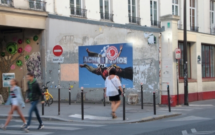 Acne, une campagne en deux vagues