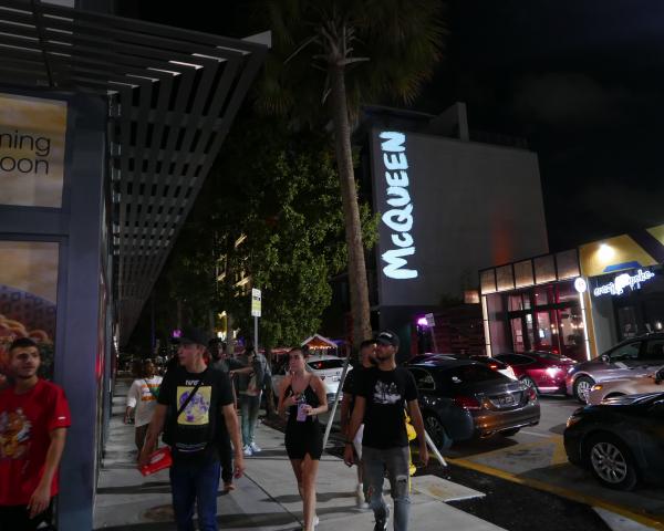 Le géant McQueen s’offre la planète Mode