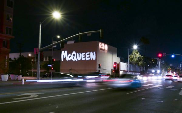 Le géant McQueen s’offre la planète Mode