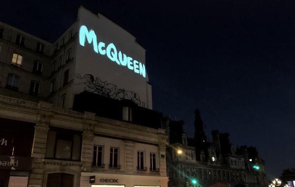 Le géant McQueen s’offre la planète Mode