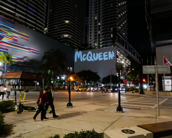 Le géant McQueen s’offre la planète Mode