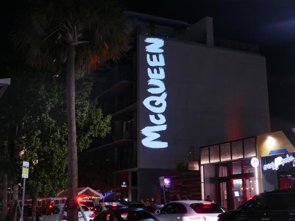 Le géant McQueen s’offre la planète Mode