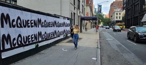 Le géant McQueen s’offre la planète Mode