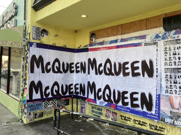 Le géant McQueen s’offre la planète Mode