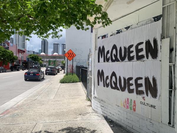 Le géant McQueen s’offre la planète Mode