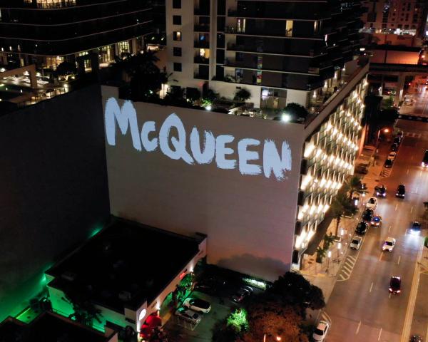 Le géant McQueen s’offre la planète Mode