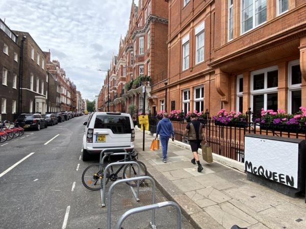 Alexander McQueen’s Graffiti is everywhere !