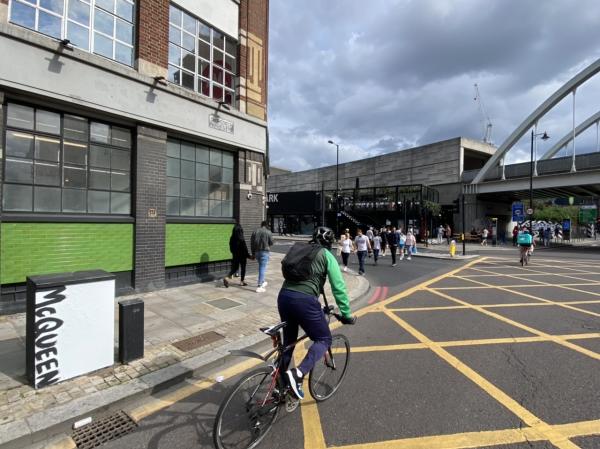 Alexander McQueen’s Graffiti is everywhere !