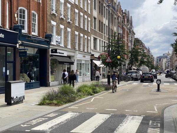 Alexander McQueen’s Graffiti is everywhere !