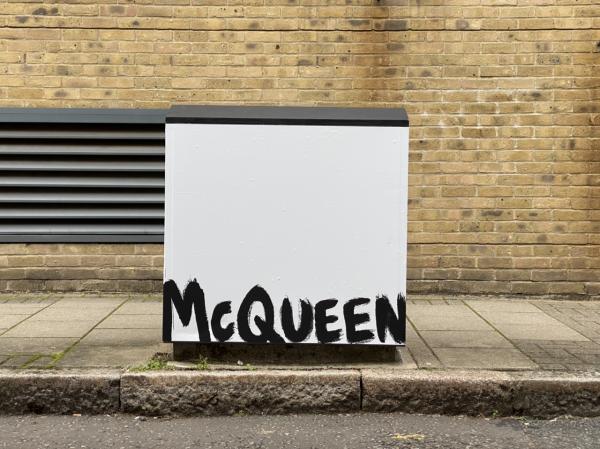 Alexander McQueen’s Graffiti is everywhere !