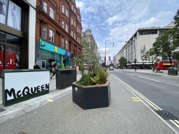 Alexander McQueen’s Graffiti is everywhere !