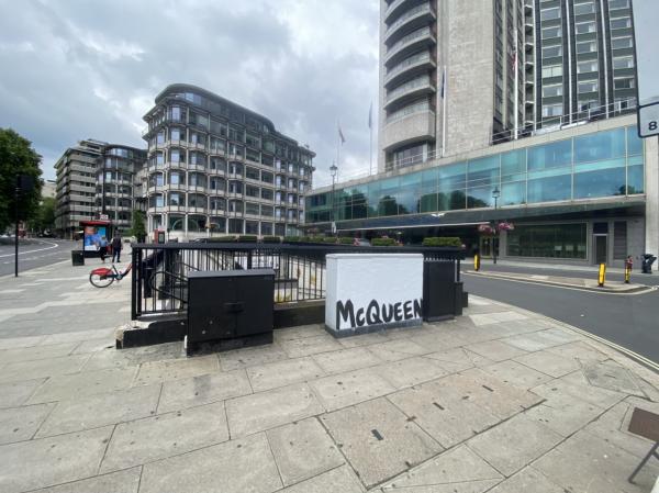 Alexander McQueen’s Graffiti is everywhere !