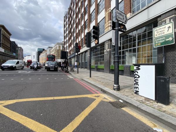 Alexander McQueen’s Graffiti is everywhere !