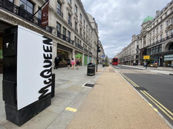 Alexander McQueen’s Graffiti is everywhere !