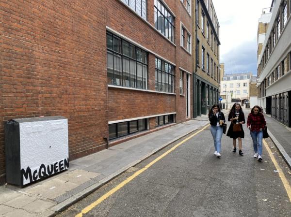 Alexander McQueen’s Graffiti is everywhere !