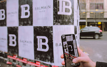 Balmain, un nouveau monogramme contemporain, épuré et stylisé.