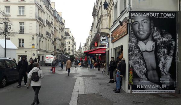 Paris déshabille Neymar grâce à l'affichage sauvage & sexy