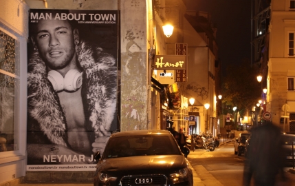 Paris déshabille Neymar grâce à l'affichage sauvage & sexy