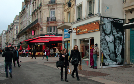 Paris déshabille Neymar grâce à l'affichage sauvage & sexy