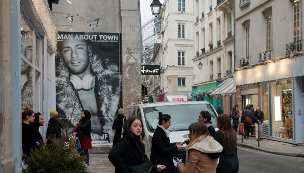 Paris déshabille Neymar grâce à l'affichage sauvage & sexy