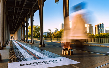 Un catwalk géant au pied de la Tour Eiffel