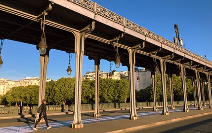 Un catwalk géant au pied de la Tour Eiffel