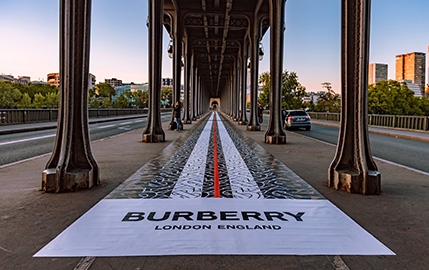 Un catwalk géant au pied de la Tour Eiffel