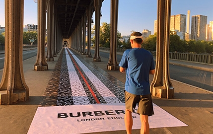 Un catwalk géant au pied de la Tour Eiffel