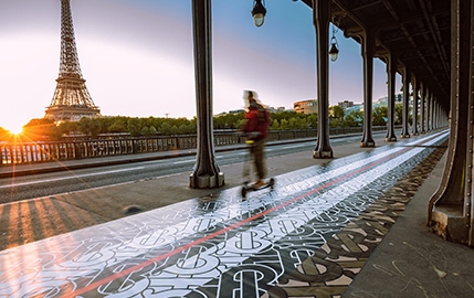 Un catwalk géant au pied de la Tour Eiffel