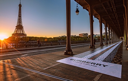 Un catwalk géant au pied de la Tour Eiffel