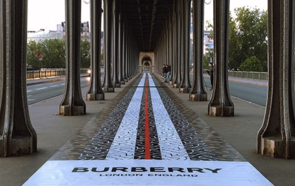 Un catwalk géant au pied de la Tour Eiffel