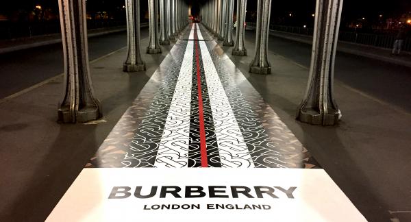 Un catwalk géant au pied de la Tour Eiffel