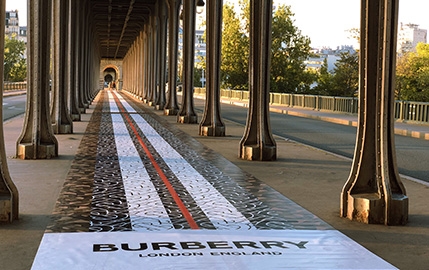 Un catwalk géant au pied de la Tour Eiffel