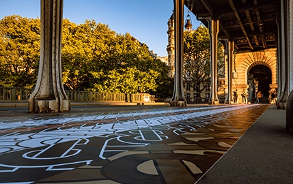 Un catwalk géant au pied de la Tour Eiffel