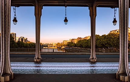 Un catwalk géant au pied de la Tour Eiffel