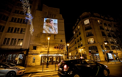 Burberry se projette sur les murs de la ville lumière