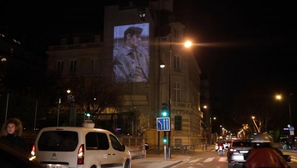 Burberry se projette sur les murs de la ville lumière