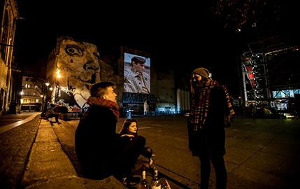 Burberry se projette sur les murs de la ville lumière