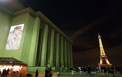 Burberry se projette sur les murs de la ville lumière