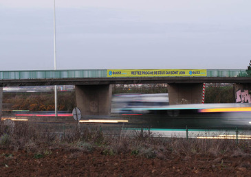 Restez proche de ceux qui sont loin