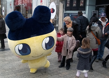 Tamagotchi sort de l'écran pour vous faire un câlin !