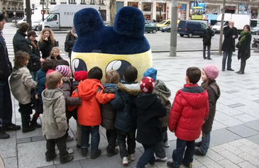 Tamagotchi sort de l'écran pour vous faire un câlin !
