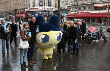 Tamagotchi sort de l'écran pour vous faire un câlin !