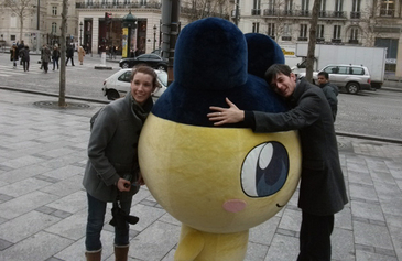 Tamagotchi sort de l'écran pour vous faire un câlin !