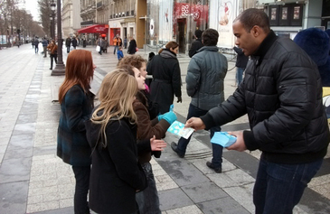 Tamagotchi sort de l'écran pour vous faire un câlin !