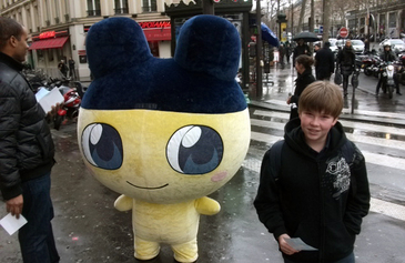 Tamagotchi sort de l'écran pour vous faire un câlin !