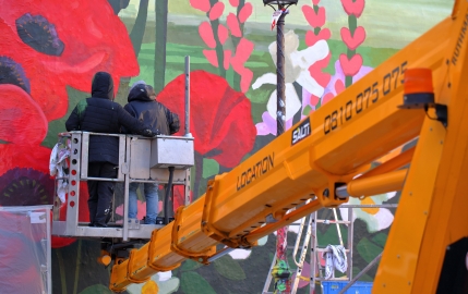 Une fresque artistique monumentale pour Bloom de Gucci