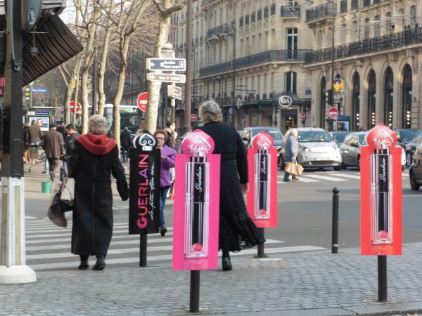La Petite Robe Noir fait un retour... tenez vous prêt... tout en couleur!