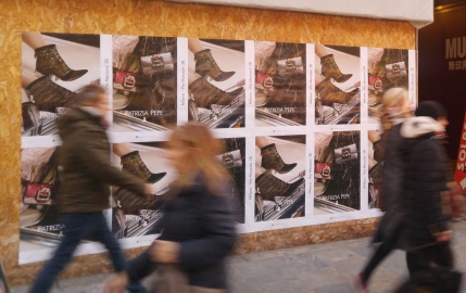 Une campagne pétillante et piquante pour Patrizia Pepe