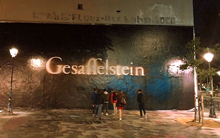 Coup de pub impressionnant de l'énigmatique DJ Gesaffelstein dans Paris
